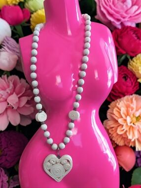 Vtg White Heart Pendant Beaded Necklace